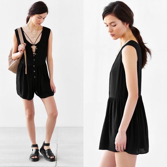 ECOTE Urban Outfitters Drapey Carlin Romper size small - Picture 15 of 15